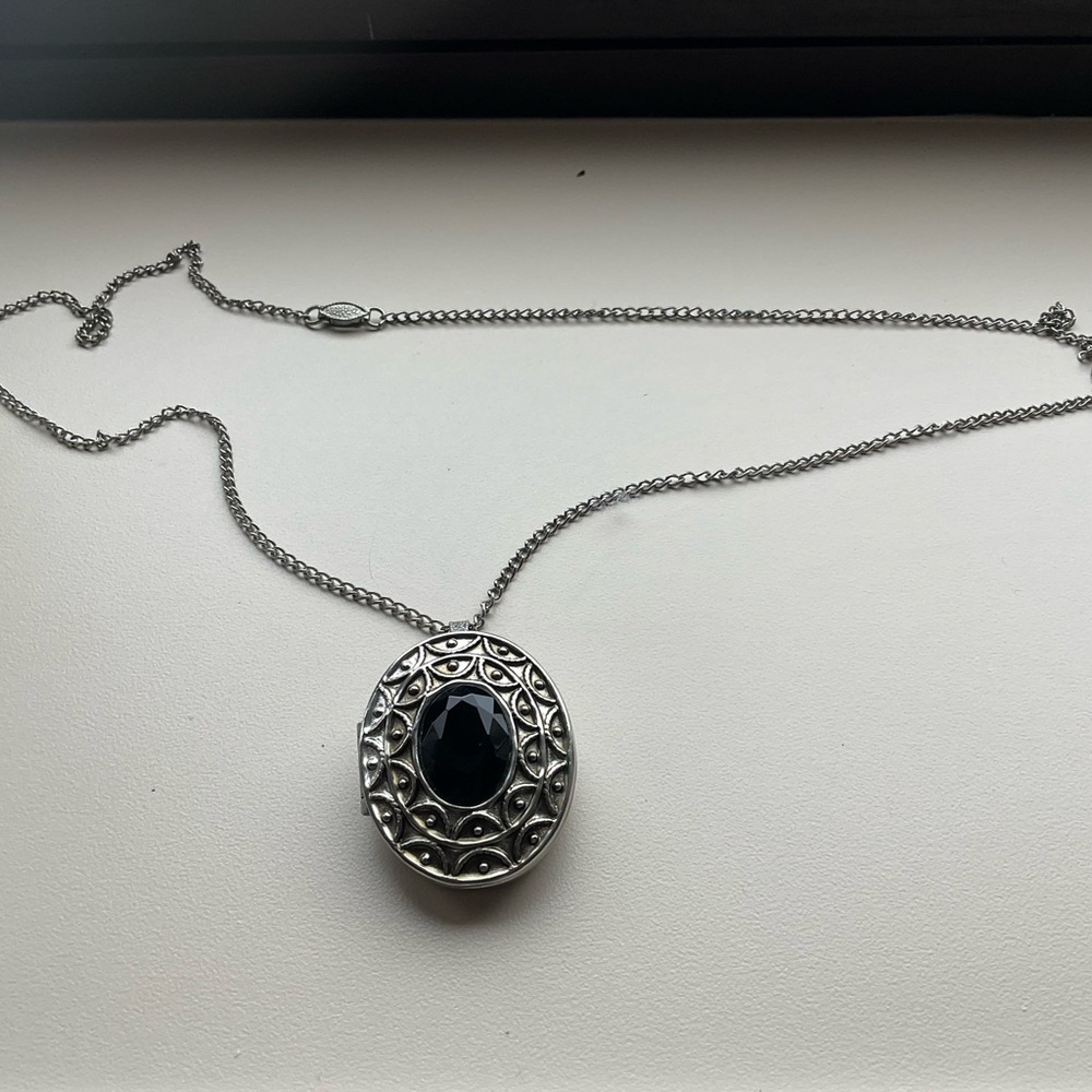 Vintage Avon Silver-Tone Oval Pendant locket Necklace with Black Stone